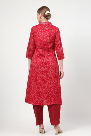 Close-up of the Convenient Feeding detail on the Embroidered Floral Foil set, highlighting discrete feeding access.