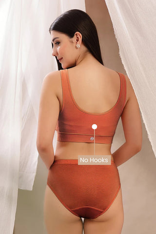 Rust Bra hooks; closure material is resistant to breakage from daily use.