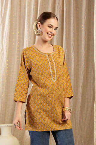 Ocher Booty Cotton Top color; warm color is easy to coordinate with bottoms.