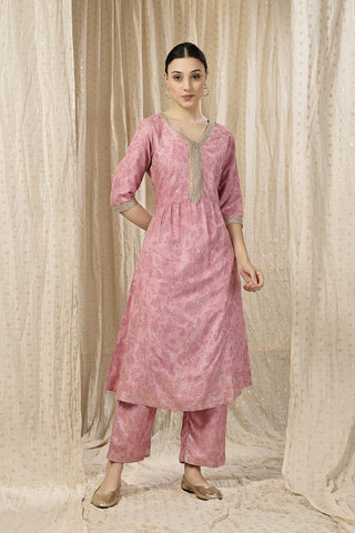 High-quality image of the Rayon texture and finish of the Elegant A-Line Kurta-Pant Kurta Set.