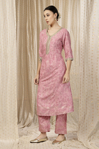 High-quality image of the Rayon texture and finish of the Elegant A-Line Kurta-Pant Kurta Set.
