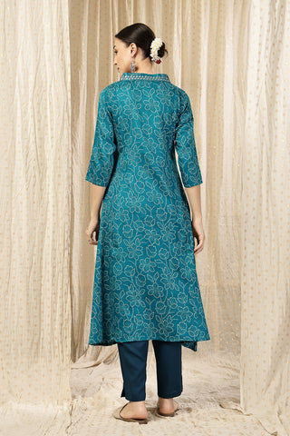 Close-up of the Convenient Feeding detail on the Embroidered Floral Foil set, highlighting discrete feeding access.