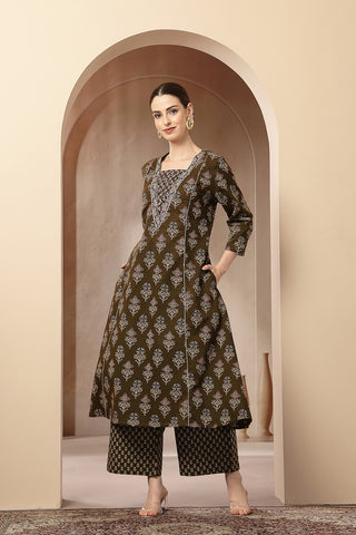 High-quality image of the Cotton texture and finish of the Olive Green 100% Kurta Set.