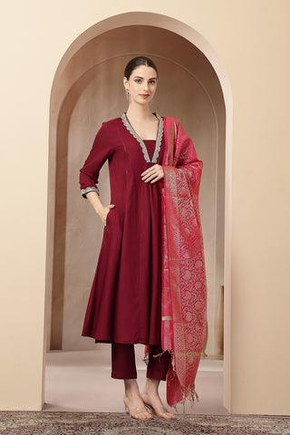 https://houseofzelena.com/collections/maternity-suit-sets/products/maternity-concealed-zip-feeding-kurta-set-with-dupatta-maroon