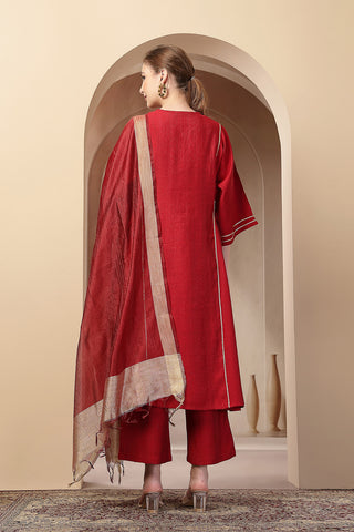 Close-up of the Discreet Zips detail on the Red Concealed Zip set, highlighting discrete feeding access.