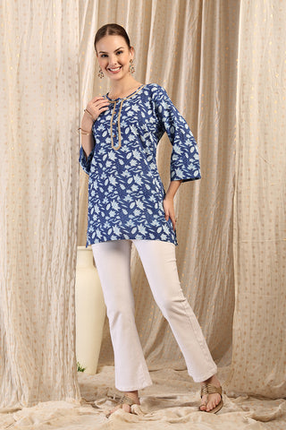 Indigo Top; stretch fit is suitable for wear during pregnancy and nursing.