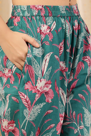 Comfort-focused image of the Floral Zip Cotton Cotton Kurta Set, designed for style through pregnancy and postpartum.