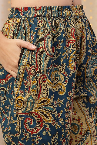 Comfort-focused image of the Floral Zip Cotton Cotton Kurta Set, designed for style through pregnancy and postpartum.