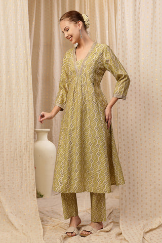 Embroidered Zip Kurta-Pant Rayon Kurta Set: Convenient Feeding for easy nursing, featuring a Relaxed Maternity silhouette.