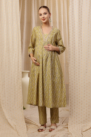 Comfort-focused image of the Embroidered Zip Kurta-Pant Rayon Kurta Set, designed for style through pregnancy and postpartum.