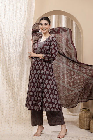 High-quality image of the Cotton texture and finish of the Deep Purple 100% Kurta Set.