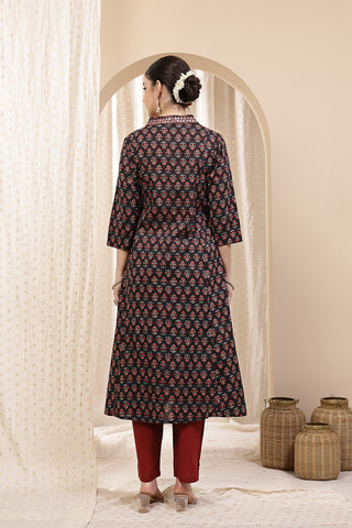 Close-up of the Convenient Feeding detail on the Embroidered Floral Cotton set, highlighting discrete feeding access.