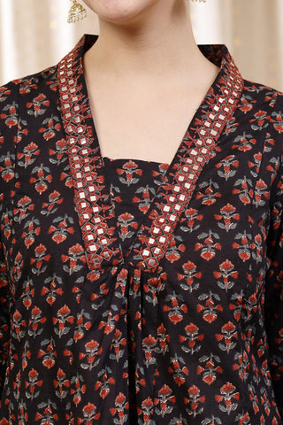 Comfort-focused image of the Embroidered Floral Cotton Cotton Kurta Set, designed for style through pregnancy and postpartum.