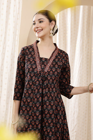 High-quality image of the Cotton texture and finish of the Embroidered Floral Cotton Kurta Set.