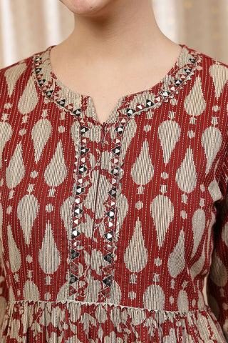 Close-up of the garment showing the discreet nursing zips detail for discreet breastfeeding.