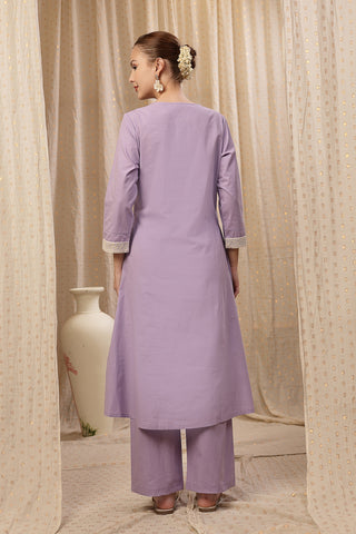 Close-up of the Convenient Feeding detail on the Cotton set, highlighting discrete feeding access.