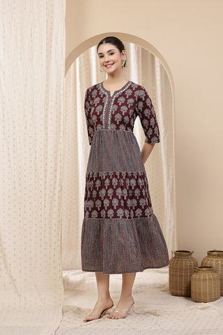 Close-up of the garment showing the discreet nursing zips detail for discreet breastfeeding.