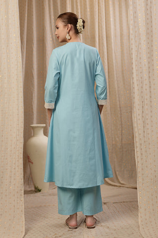 Close-up of the Convenient Feeding detail on the Cotton set, highlighting discrete feeding access.