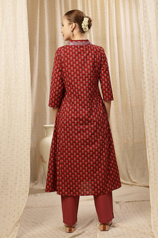 Close-up of the Convenient Feeding detail on the Embroidered Floral Cotton set, highlighting discrete feeding access.