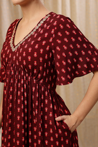 Detail of Hidden Feeding Zips & Pockets on All Over Printed Concealed Zip Feeding Maternity Dress for Breastfeeding