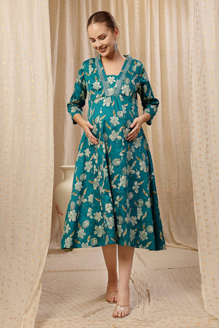 Close-up of the Convenient Feeding detail on the Embroidered Floral Foil set, highlighting discrete feeding access.