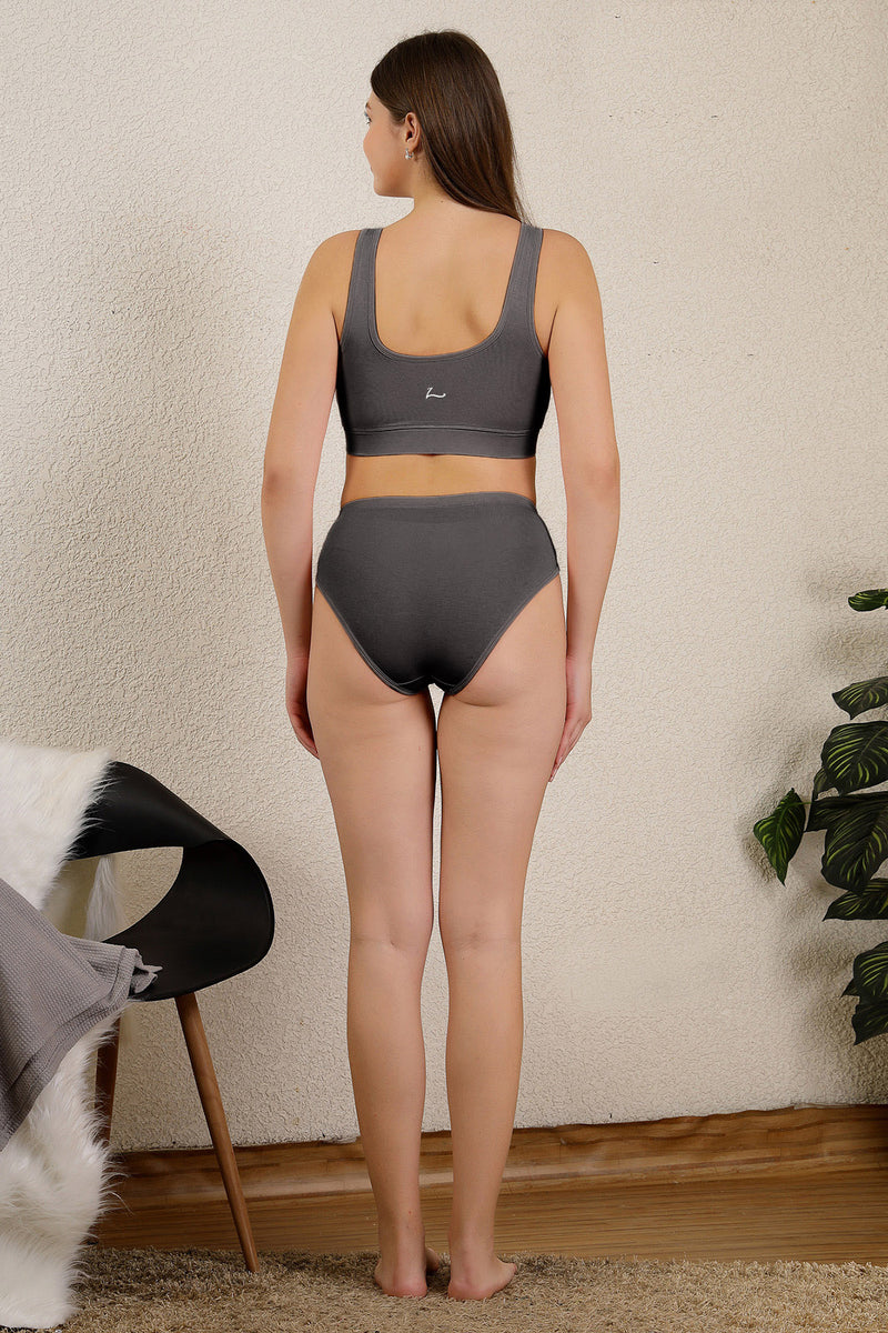 Ash Feeding Bra; wire-free construction promotes breast tissue circulation.