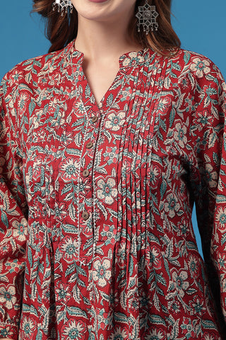 Multi Pleated Top; comfortable pleats are suitable for wear during pregnancy and nursing.